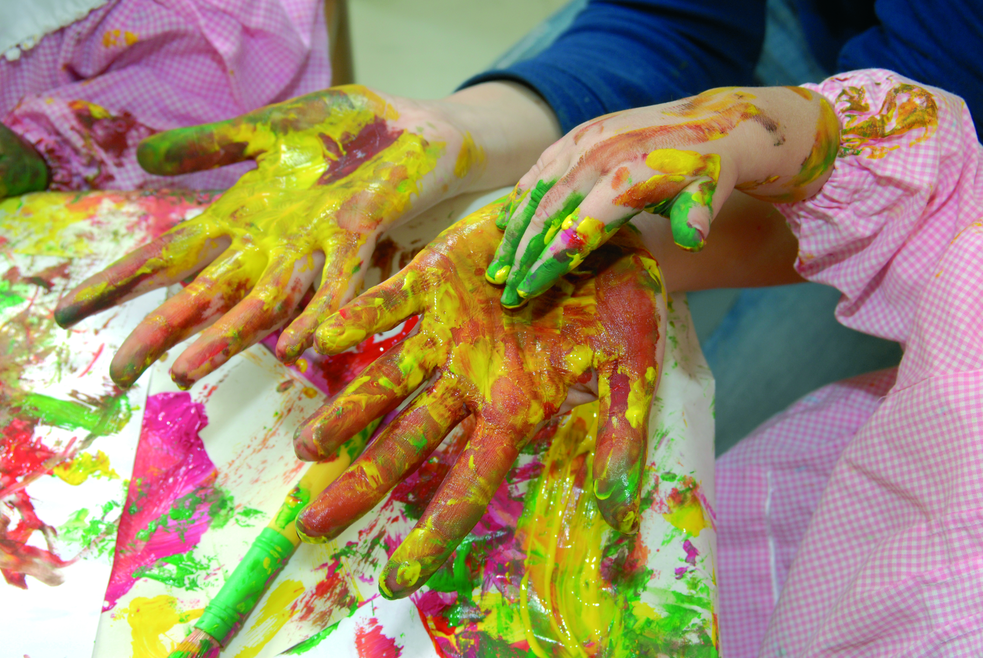 Bambini che colorano