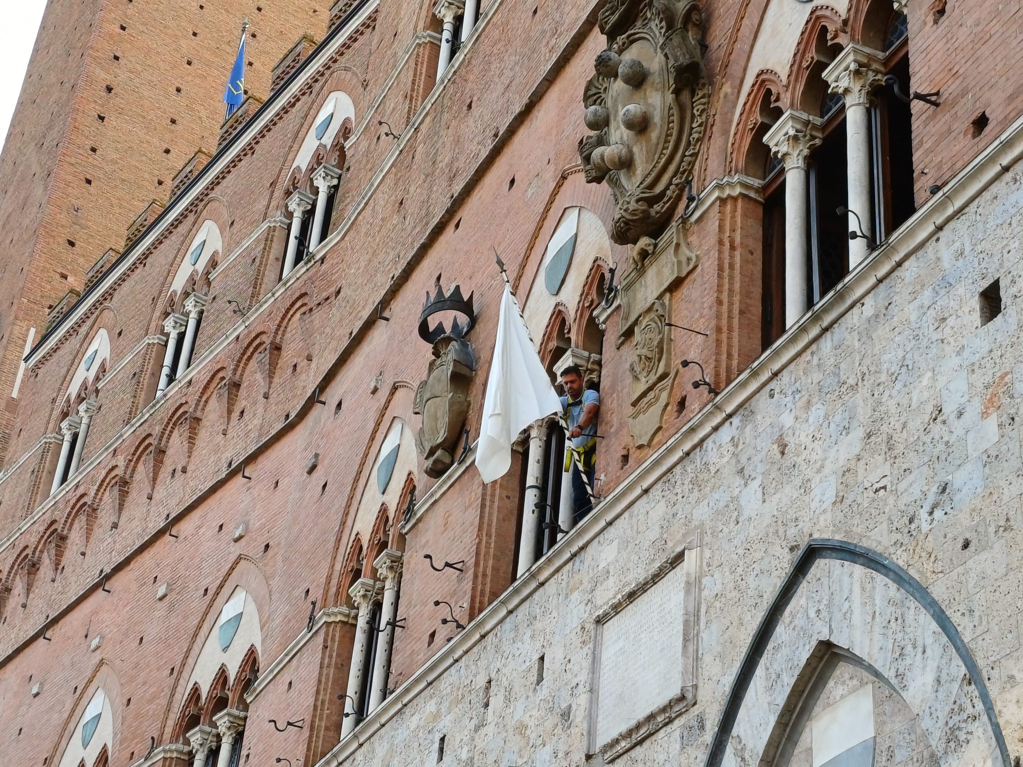Bandiera bianca a Palazzo Pubblico