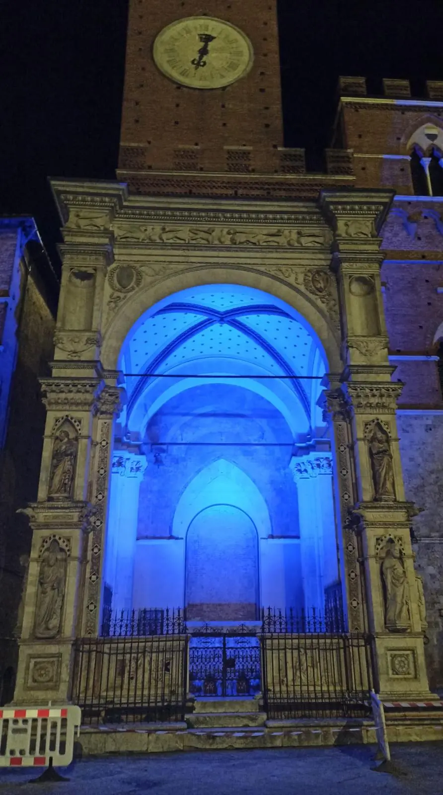 Cappella di Piazza del Campo illuminata di blu