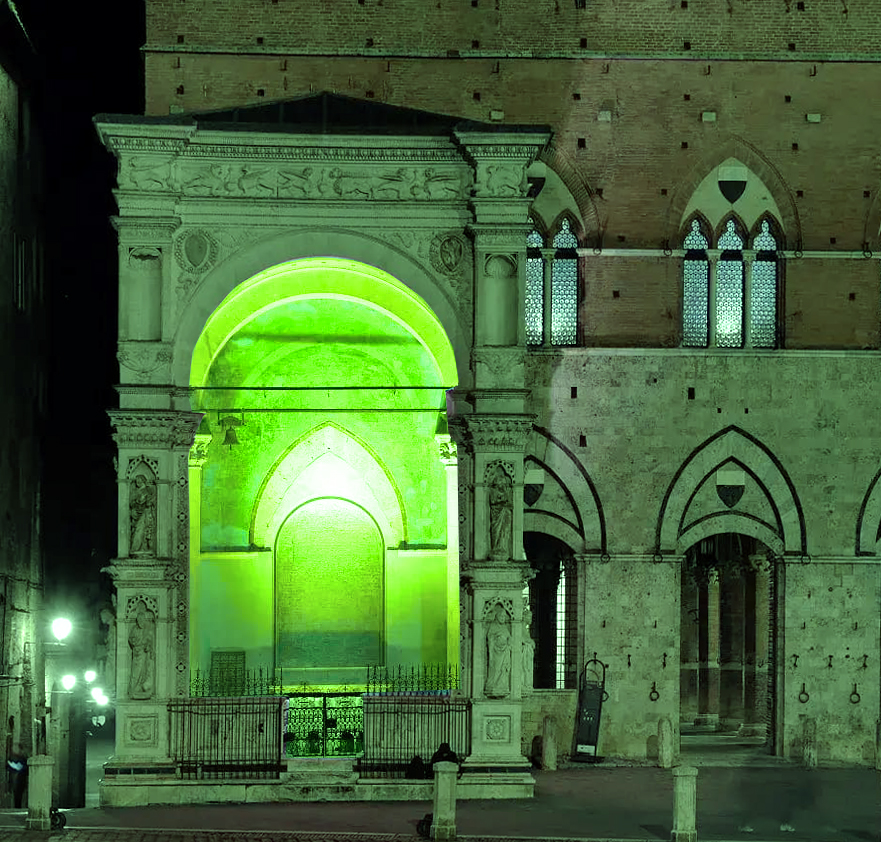 Cappella di Piazza del Campo illuminata di verde