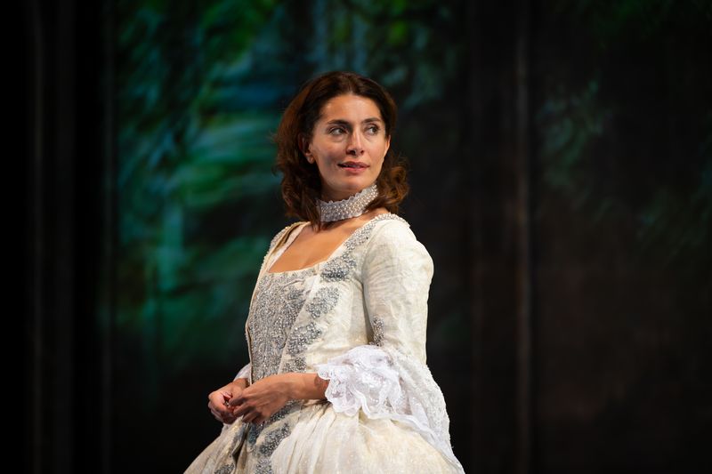 Caterina Murino in "La vedova scaltra"