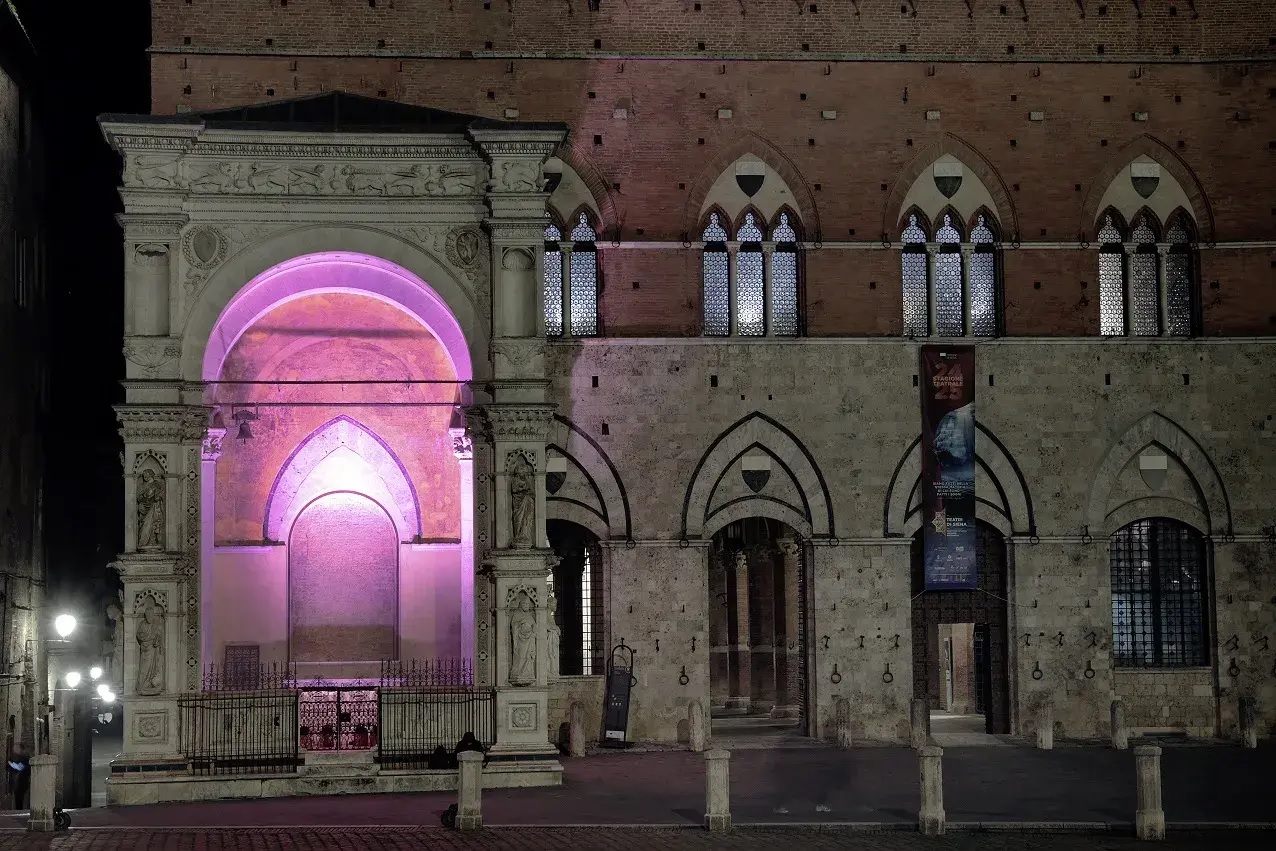 Cappella di Piazza del Campo illuminata di fucsia