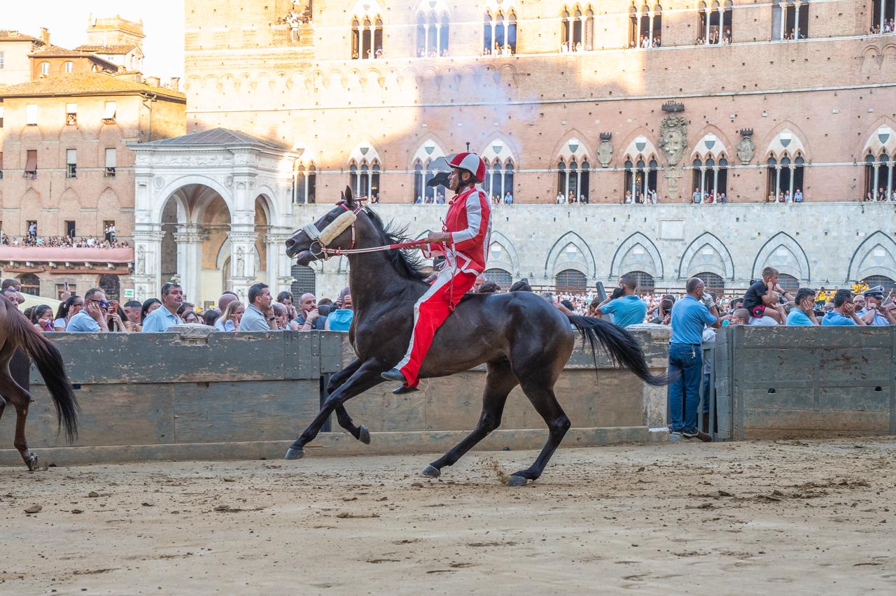 La Giraffa vince la terza prova del Palio del 16 agosto 2026