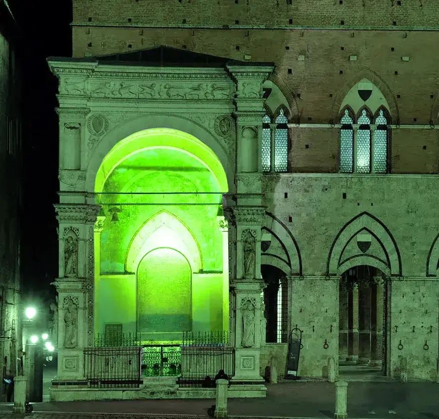 Cappella di Piazza del Campo illuminata di verde