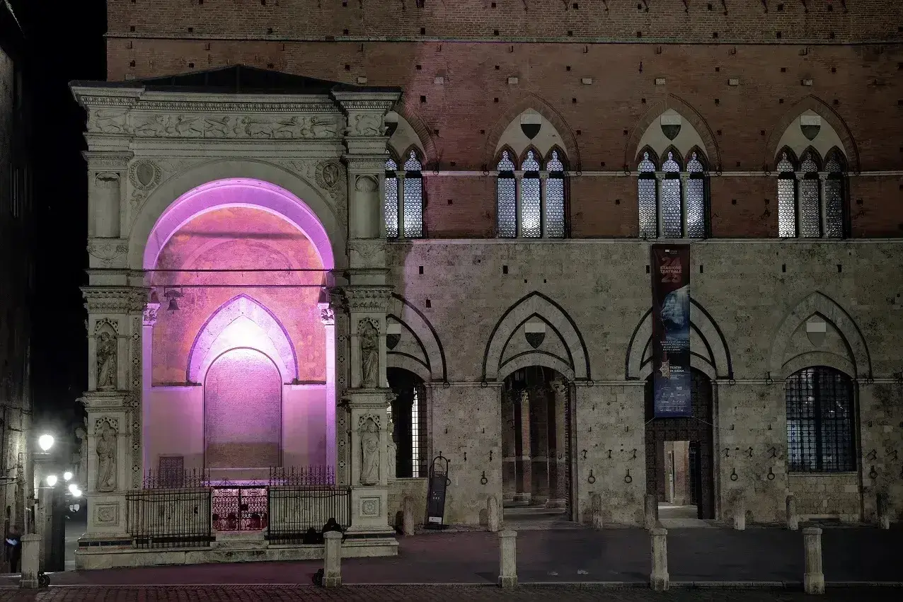 Cappella di Piazza del Campo illuminata di fucsia